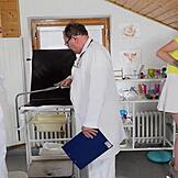 Geile 20-jährige Blonde Ariela Donovan lässt Pussy von zwei alten Docs checken