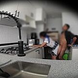 Suhoparna žena se igra z analnimi igračami v riti