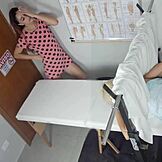 Styvmamma Tar Styvdotter till Gynekologen, Så Nervös