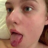 若い18+ティーンがキングサイズベッドでオナニー