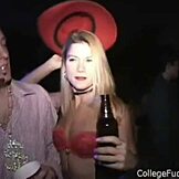 Kollektivjenter ved siden av knullet hardt på vill mega orgyfest