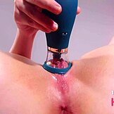 tenhle lizač klitorisu se cítí tak skutečně na mé mokré kundě... magie honeyplaybox