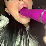 Poglej to poželjivo britansko punco, kako se igra s svojimi igračami sama?