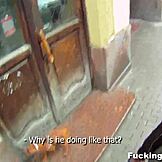 Perempuan berkaca mata bongkok untuk seks faraj dicukur di atas piano.