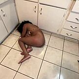 يا أخ، دمرت هذه المراهقة السمراء الشعر المجعد 18+ الثدي الكبير. مؤخرتها السمينة لم تستطع المشي بعد!