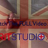 Tânără britanică de 18 ani se masturbează unui bărbat mai în vârstă