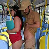 Étudiante latina pelotée et baisée dans un bus public