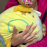 Heet meisje in schooluniform plaagt oudere daddy tot hij explodeert