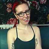 Hey, har du nogensinde fantaseret om at blive hornbøjet som denne petite goth pige?