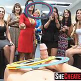 Cougar suger stor kuk på nattklubb fest.