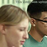 Возбужденная девчонка 18+ 18+ наклоняется для грубого доггистайла с парнем, жадно сосущим член