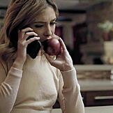 בייביסיטר טין 18+, רוצה לזיין חזק בזמן שמדברת עם החבר בטלפון?