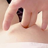 Sisarveli sormittaa mun tiukkaa 19-vuotiaan pillua kunnes mä oon läpimärkä