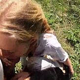 hei, nämä kuumat huorat imevät ja nielevät spermaa metsässä pov