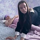 Пасторчад се ушуњала у очухов кревет и имала секс с њим у кућној подређеној сцени.