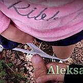 شابة تتمايل مع مساج يد وتنفجر قويا في الهواء الطلق من منظور شخصي