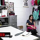 Bogata punca Nicole Aria jo ujamemo pri kraji v trgovini in upognemo za analni creampie v zadnji sobi