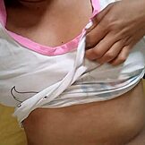 latinská krasavice ukazuje mokré kalhotky!