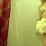 vruša pod tušem igra se ružičastim dildom u vreloj akciji 😍