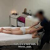 我操害羞日本女孩完美身材，按摩中