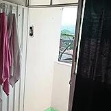 Naapuri lyhyissä vaatteissa kermapiirakkaa varten