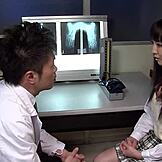 变态日本医生骗娇小18+美女进入老少FFM三人行在医院