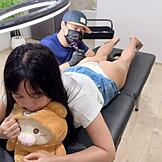 Mignonne fille asiatique séduit le tatoueur 😈