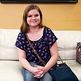 יו, סטודנטית עם שדיים גדולים לורן מוצצת זין לפני שמקבלת זיון קשה וזריקה עליה