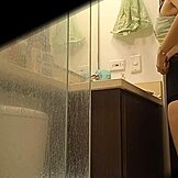 Hej, chytil jsem svou argentinskou nevlastní sestru Milet, jak čůrá v minisukni venku!