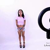 Φρέσκια Ασιατική Κούκλα Γαμάται Σκληρά στο Κάστινγκ Μοντέλου στον Καναπέ