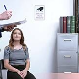 Søte Shea tatt for tyveri, nå tilfredsstiller kjøpesenter-politiet på alle mulige måter