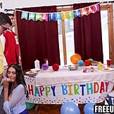 Poikaystävä nauttii tyttöystävästä syntymäpäivänä.