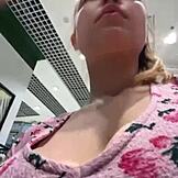 Dus deze schattige Thaise babe wordt geneukt door haar leraar in de slaapkamer, en ze komt hard klaar in haar poesje