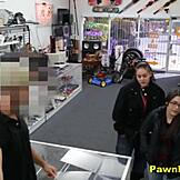 Kurva lopáson kapott, szop és dug a boltossal szörnyfasszal a színfalak mögött