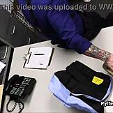 Loira nerd despida e fodida pelo segurança do shopping