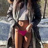 Ekte vintersex i snødekt skog med dyp creampie