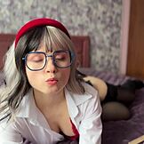 Elak collegedam i ASMR cosplay-session.