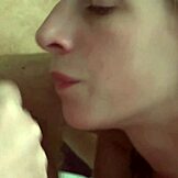 Nackte Stieftochter sieht zu, wie ich wichse und kostet Sperma zum ersten Mal VGHV043