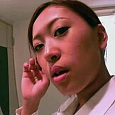 귀여운 일본 소녀가 지저분한 호텔에서 털난 자지에 박히고 핥고 자위, 무검열 JAV