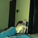 Hed teen 18+ stønner højt på hotelværelse og onanerer med stort kuk pov 😩