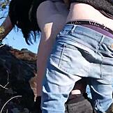 Planinarka Triss-Veštica se saginje za pušenje i pasji stil u šumi