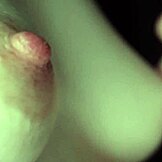 おっぱい舐め吸いクローズアップビュー。若い18+が手作りタッチごとに喘ぐ！