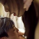 Yuli uživa v intimnih trenutkih s svojim ljubimcem v sproščenem okolju