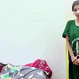 Moden indisk milf tjenestepige forfører ung ejer med våd fisse