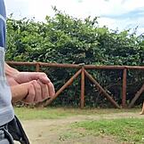 Risikabel håndjob på gaden og smuk rødhåret fangede mig i at onanere