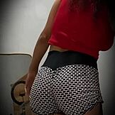 Príbeh skrytej kamery na krásnej kolumbijskej busty modelke