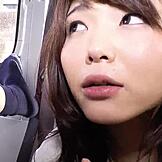 亚洲少女在车里给老家伙第一次口交