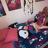 フラメンギスタのティーンがチンポを吸ってからベイヤーにバックで犯されるライブ