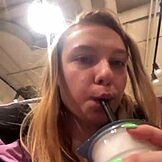 Offentlig stream av tonåring 18+ som knullar och sprutar i omklädningsrummet