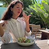 Saya minta kawan pancut atas muka saya di kafe supaya makan makanan dengan sperma - cumwalk awam.